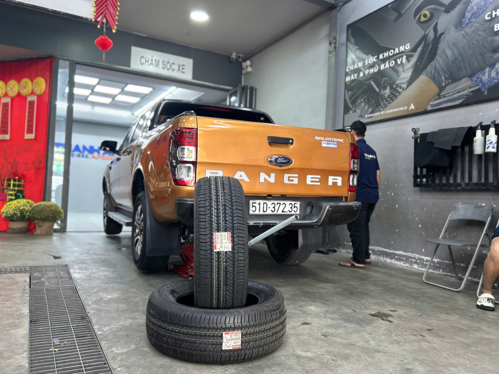 Dòng xe Ford Ranger đang được thay bộ vỏ Bridgestone 265/60R18 chính hãng tại trung tâm Thanh An AutoCare