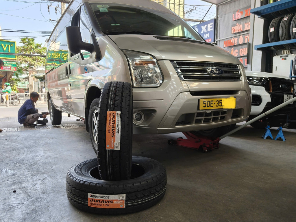 Ford Transit vỏ xe Bridgestone 215-75R16C 116R 10 (1)
