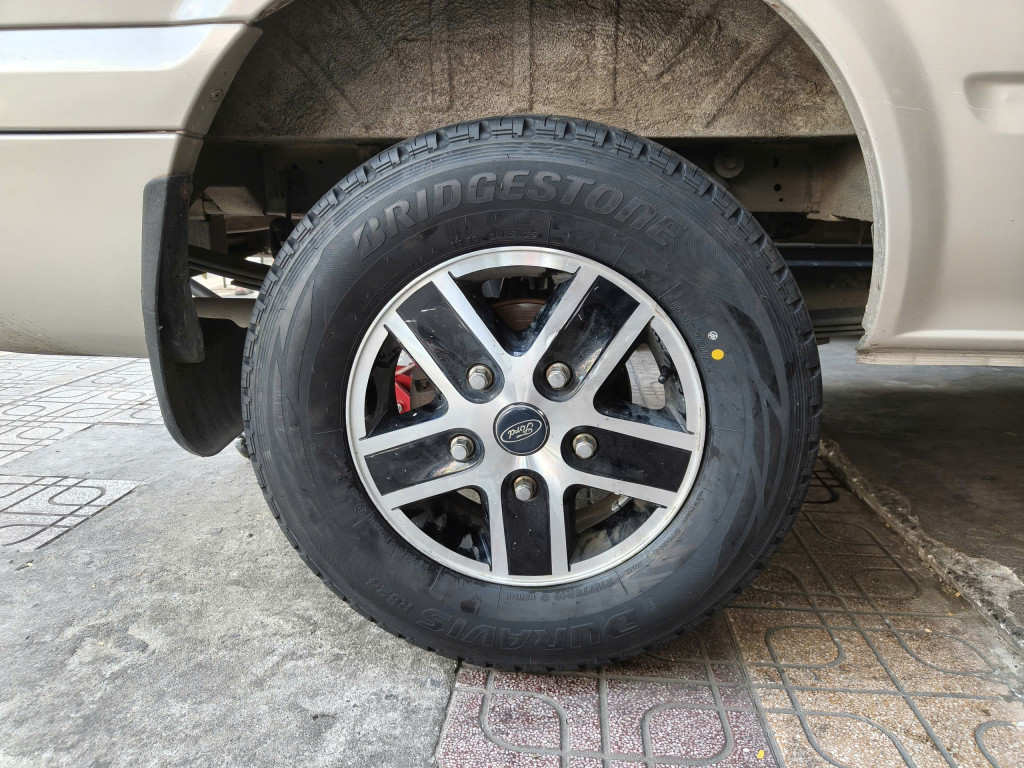 Ford Transit vỏ xe Bridgestone 215-75R16C 116R 10 (2)