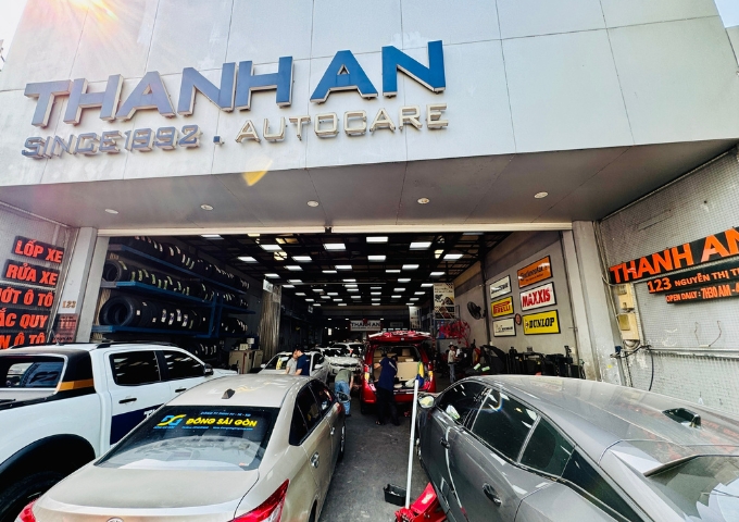 Toàn cảnh gara Thanh An Autocare đang tấp nập khách hàng đến thay lốp xe ô tô tại thành phố Hồ Chí Minh