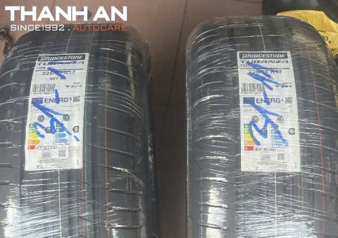 Giao lốp Bridgestone 225/50R17 T005 RFT đi thành phố Nam Định