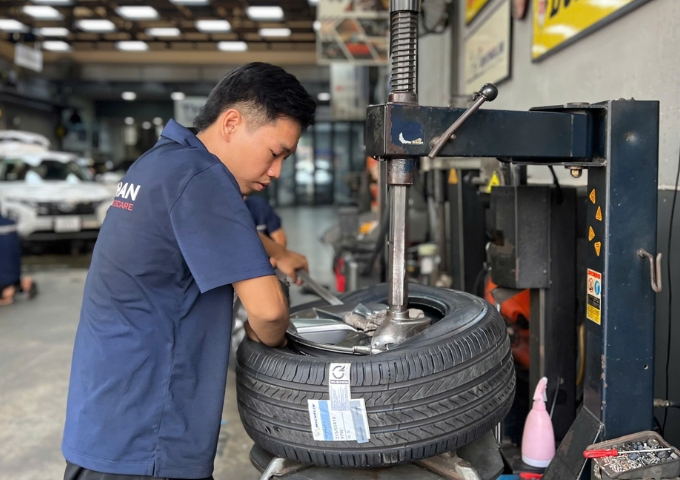 Khách hàng tham gia chương trình khuyến mãi 10% lắp camera hành trình xe ô tô và thay luôn lốp xe tại Thanh An Autocare