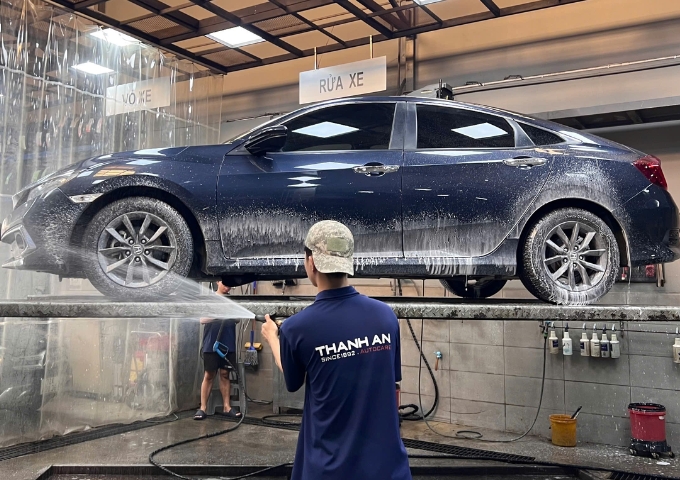 Khách hàng tham gia chương trình khuyến mãi 10% lắp camera hành trình xe ô tô và rửa xe tại Thanh An Autocare