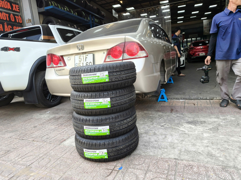 Honda Civic vỏ xe Bridgestone 205-55R16 EP150 10 (2)
