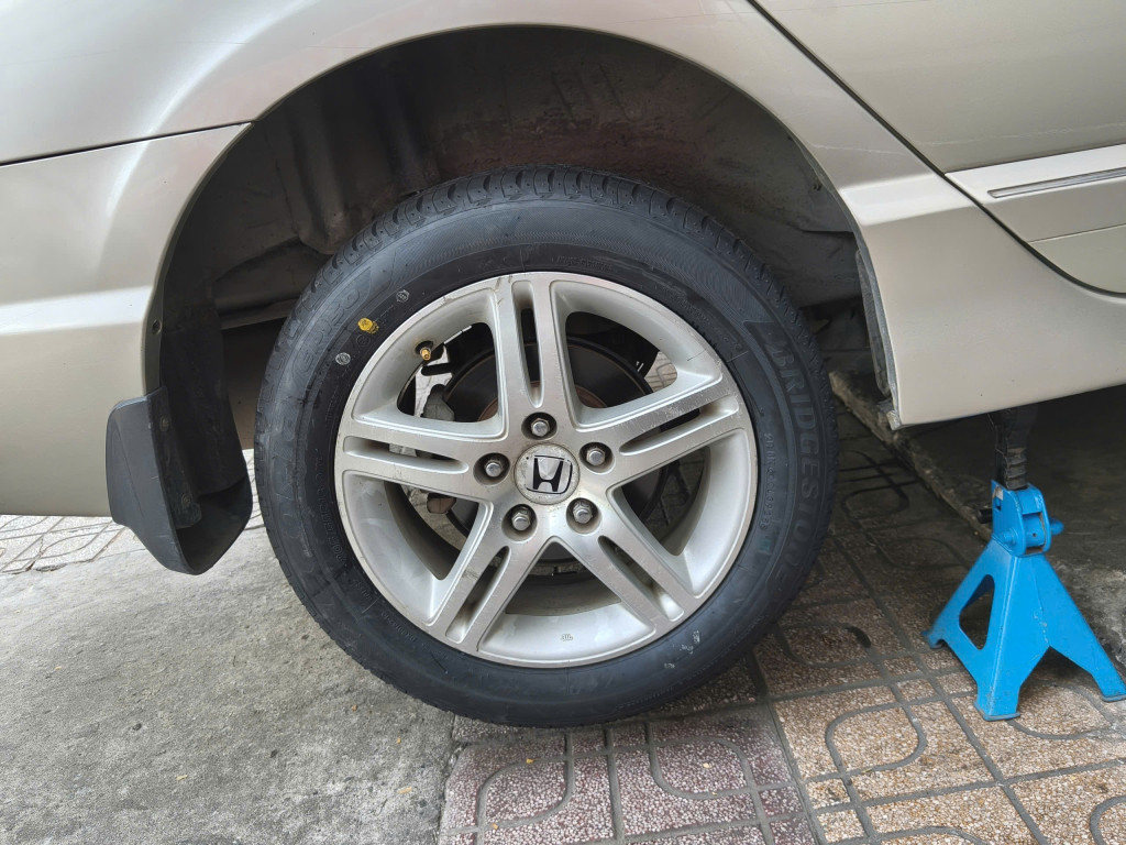 Honda Civic vỏ xe Bridgestone 205-55R16 EP150 10.2