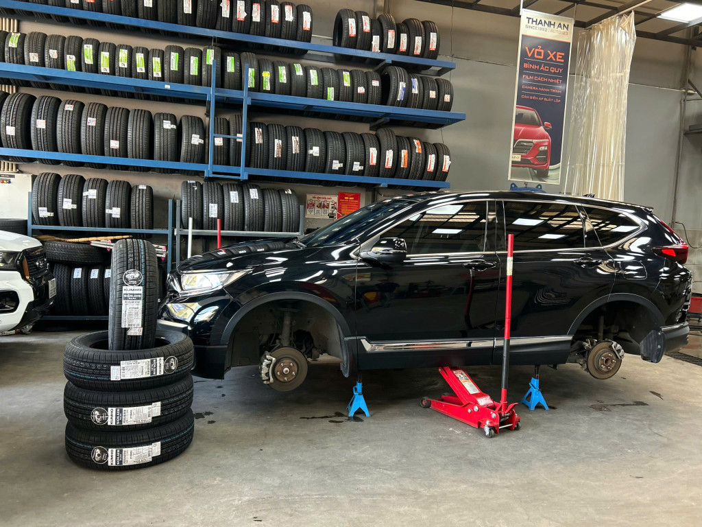 Xe Honda CRV được thay mới bộ vỏ xe Kumho kích thước 235/60r18 bền bỉ tại trung tâm dịch vụ Thanh An AutoCare.