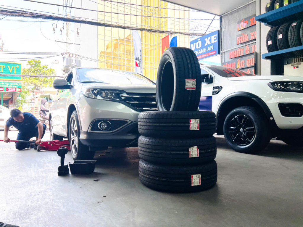 Xe Honda CRV thay vỏ xe Bridgestone 225/60R18 Al01 Nhật chính hãng giúp xe vận hành mượt mà tại gara