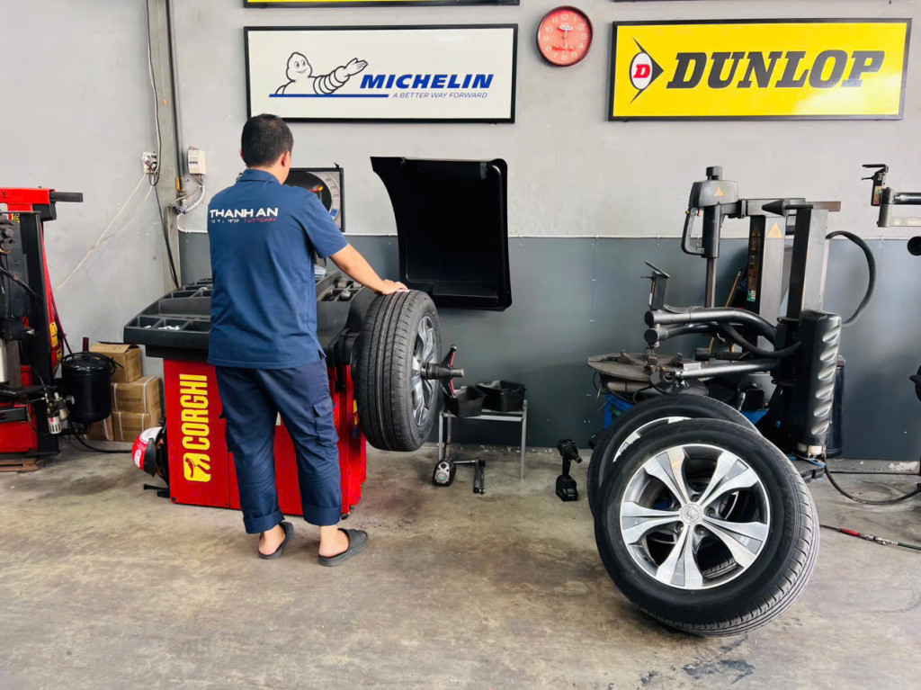 KTV cân mâm lốp Bridgestone 225/60R18 Al01 Nhật Bản bằng máy cân tâm tự động hiện đại tại xưởng dịch vụ