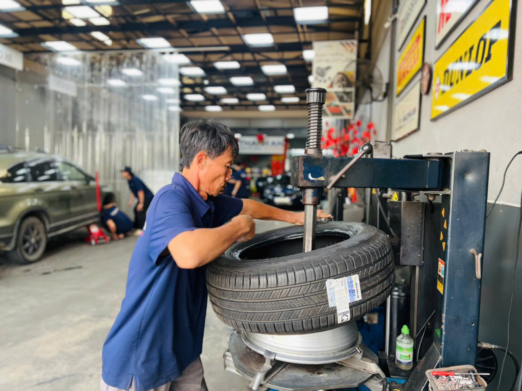 Kỹ thuật viên thực hiện quy trình thay vỏ xe Michelin 225/65R17 Primacy SUV cho khách