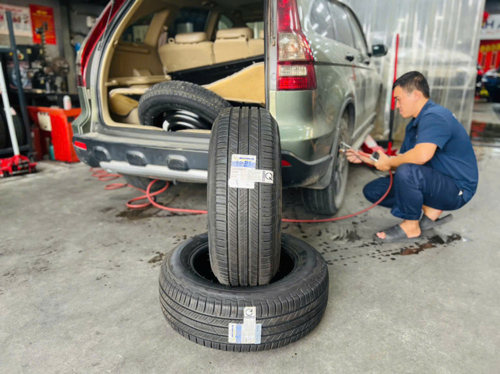Mẫu Honda CRV thực hiện thay vỏ xe Michelin 225/65R17 Primacy SUV êm ái tại gara