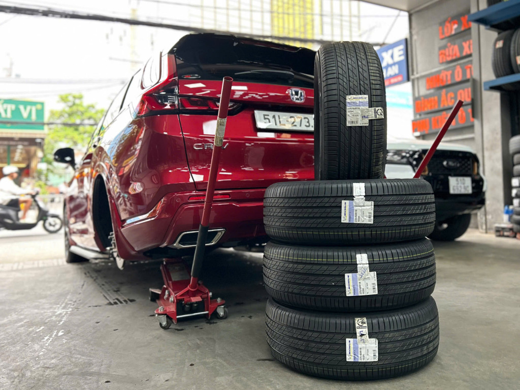 Dịch vụ thay lốp xe Michelin 235/60r18 cho xe Honda CRV được thực hiện nhanh chóng tại gara Thanh An.