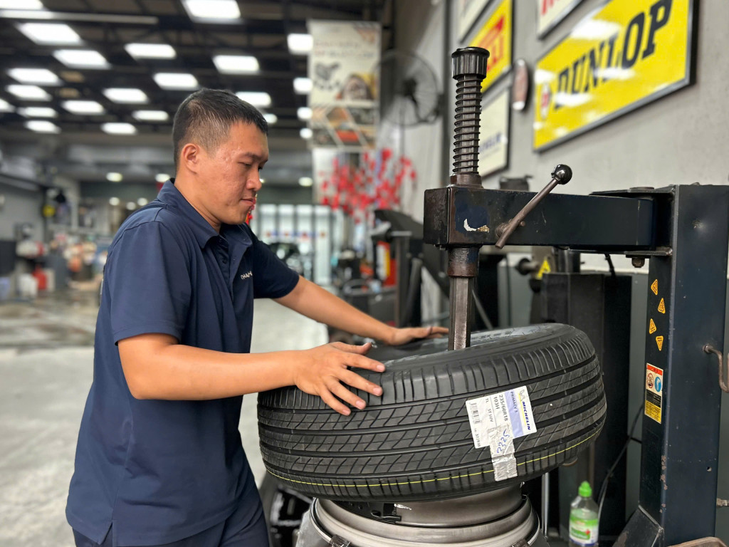 Thao tác thay lốp Michelin 235/60r18 chuyên nghiệp của KTV nhằm mang lại sự êm ái cho xe tại gara Thanh An.