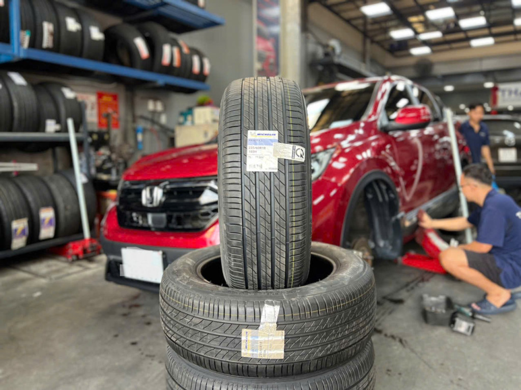 Hình ảnh xe Honda CRV đang thực hiện thay vỏ Michelin kích thước 235/60R18 chuyên nghiệp tại Thanh An AutoCare