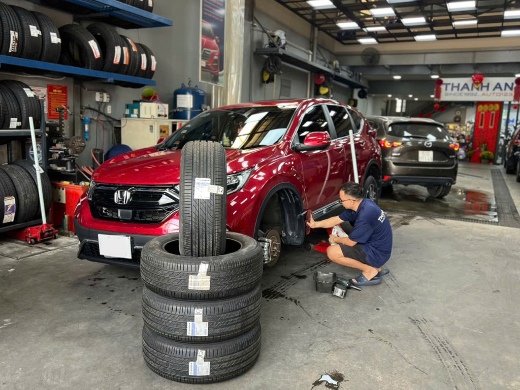 Hoàn thành thay lốp Michelin 235/60R18 cho xe Honda CRV giúp xe êm ái hơn tại gara Thanh An AutoCare.