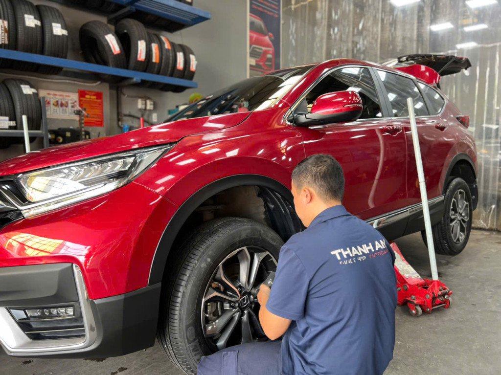 Công đoạn bơm hơi tiêu chuẩn sau khi lắp vỏ xe Michelin 235/60R18 tại trung tâm Thanh An AutoCare.