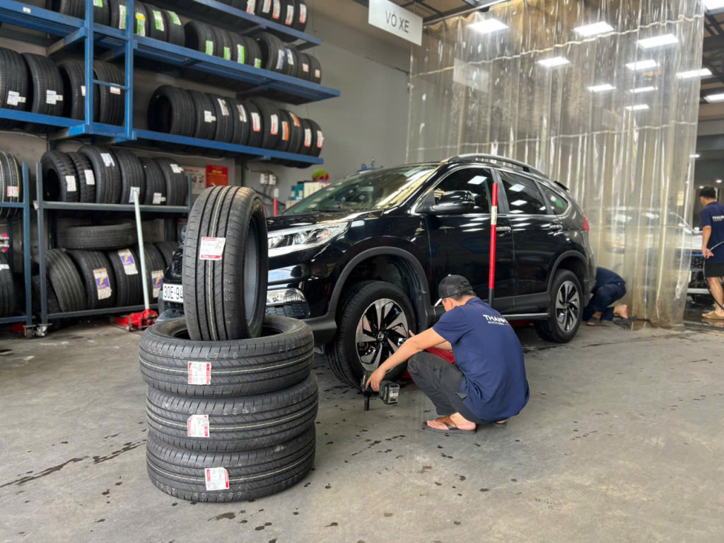 Cận cảnh quá trình tháo lắp lốp xe Bridgestone thông số 225/60R16 cho dòng xe Honda CRV tại gara Thanh An AutoCare