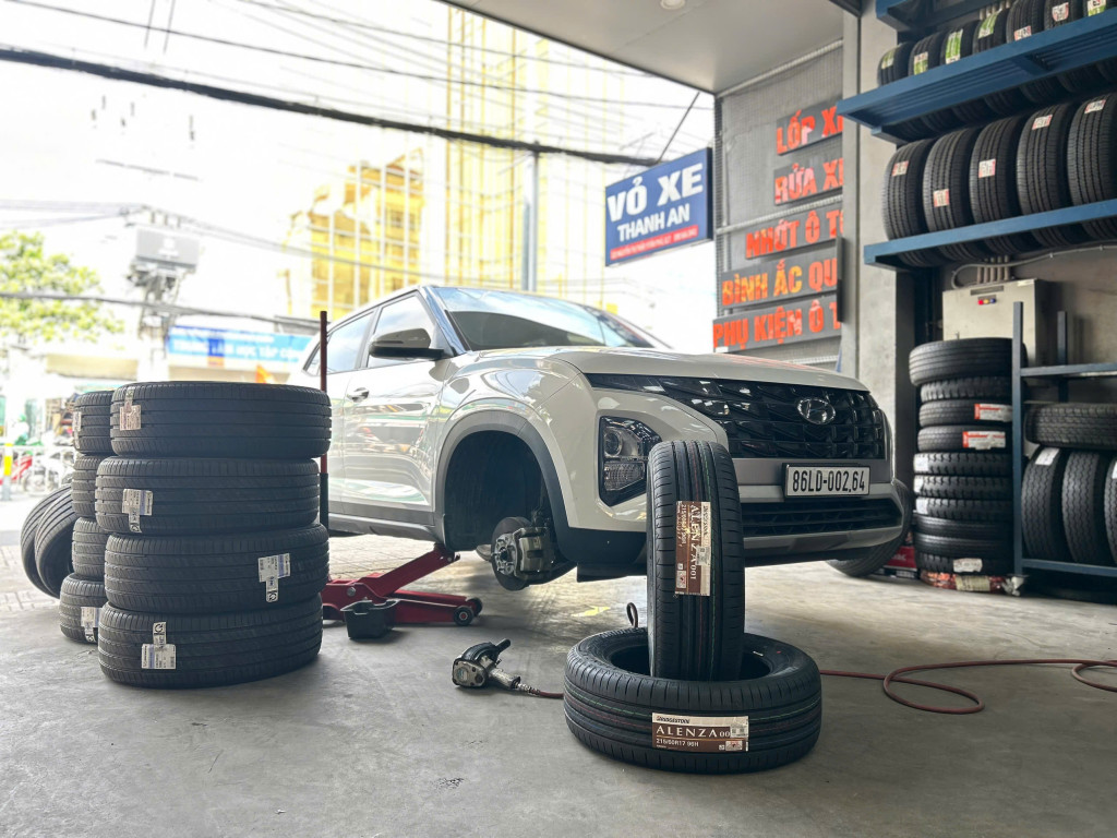 Hyundai Creta tiến hành thay bộ lốp Bridgestone 215/60R17 chính hãng đảm bảo an toàn tại gara