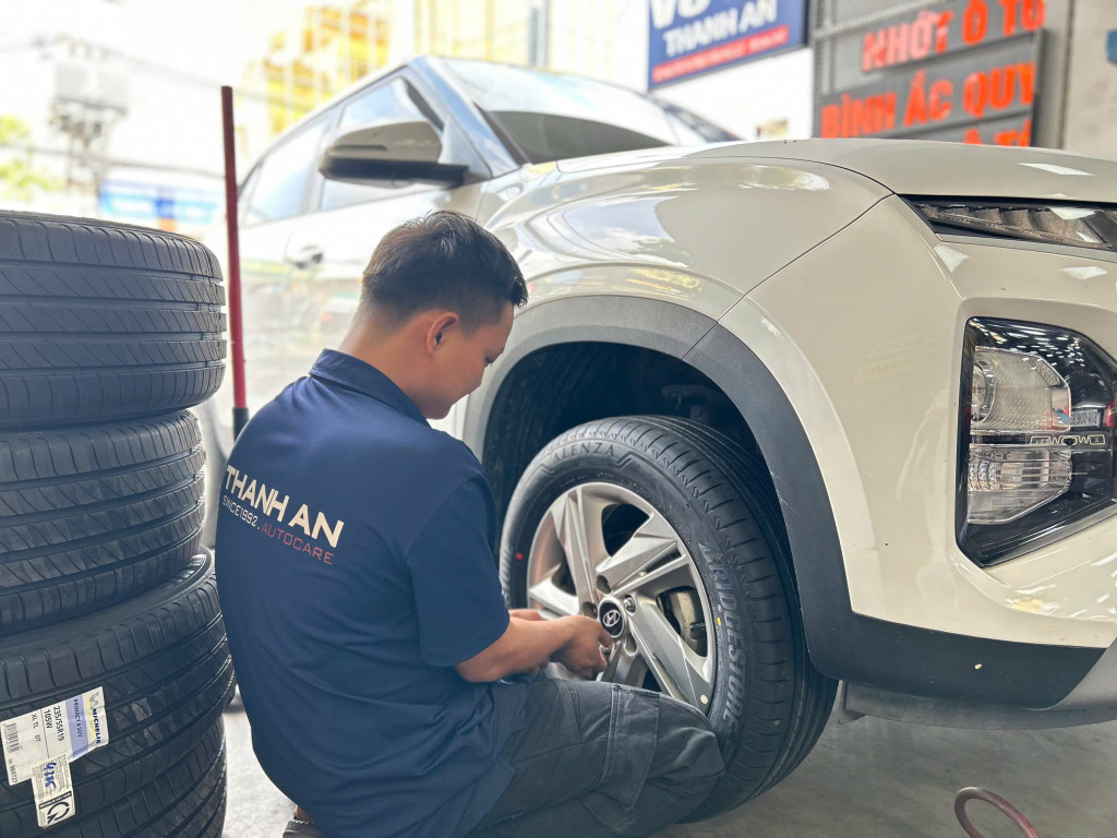 Nhân viên kỹ thuật đang lắp vỏ Bridgestone 215/60R17 mới cho xe Hyundai Creta tại xưởng gara