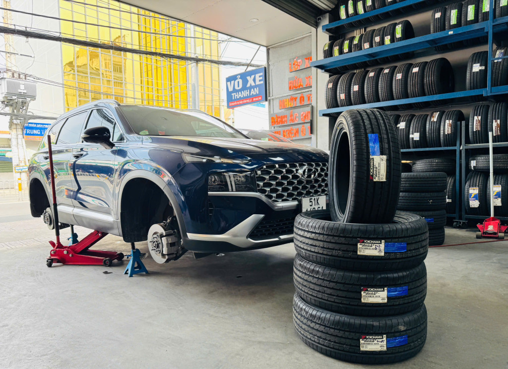 Dịch vụ thay trọn bộ 4 lốp Yokohama 235/55R19 BluEarth XT AE61 cho xe Hyundai Santafe tại Thanh An AutoCare