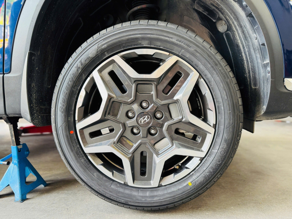 Hyundai Santafe thay 4 lốp Yokohama 235/55R19 BluEarth XT AE61 mới giúp tối ưu khả năng vận hành tại gara