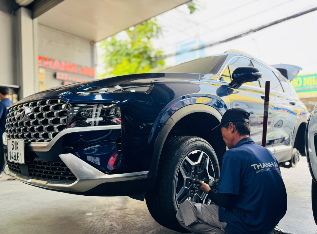 KTV thay lốp Yokohama 235/55R19 BluEarth XT AE61 thân thiện môi trường cho khách hàng tại gara chuyên dụng