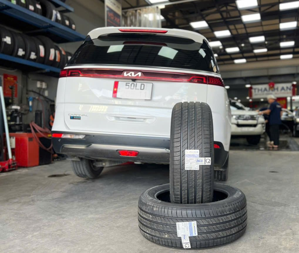 Kia Carnival thay vỏ xe Michelin 235/55R19 Primacy 4 SUV uy tín tại gara Thanh An