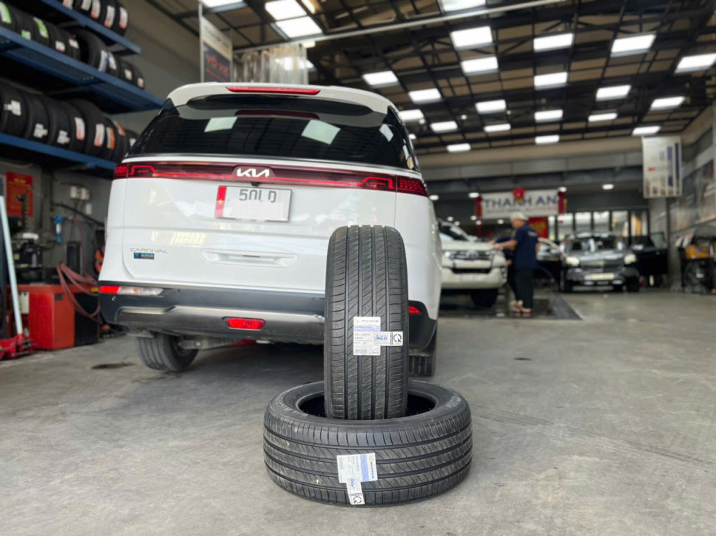 Kia Carnival trang bị bộ vỏ Michelin 235/55R19 Primacy 4 SUV giúp hành trình êm ái tại gara