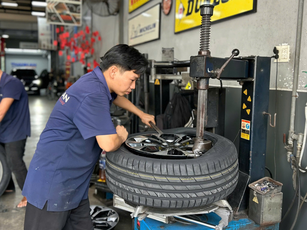 Hình ảnh KTV thay vỏ xe Kumho 235/55r19 với kỹ thuật tay nghề cao tại gara chăm sóc xe Thanh An AutoCare