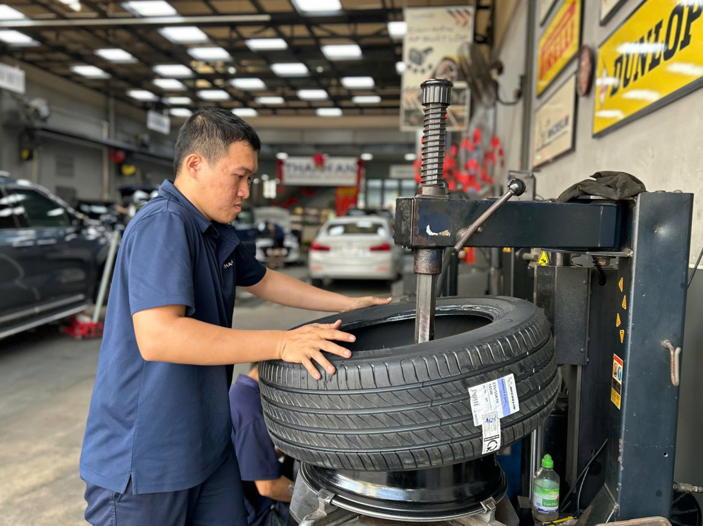 Hình ảnh thực tế xe Kia Carnival đang được thay vỏ Michelin 235/55R19 chính hãng tại gara Thanh An AutoCare