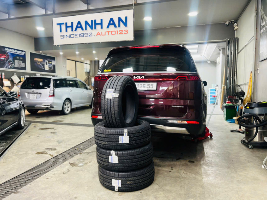 Kia Carnival lựa chọn thay vỏ Michelin 235/55R19 Primacy 4 để di chuyển êm ái hơn tại gara
