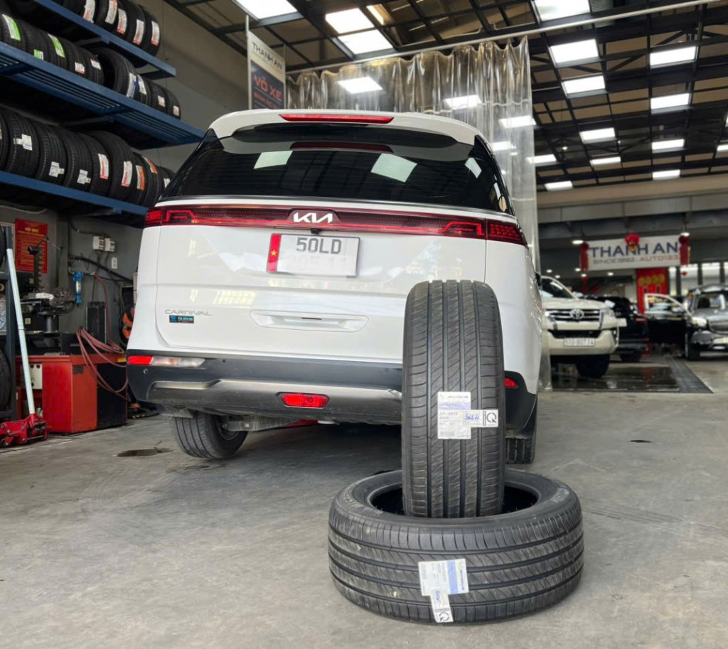 Kia Carnival thay 2 vỏ xe Michelin 235/55R19 Primacy 4 SUV mới giúp chống trượt nước hiệu quả tại Thanh An