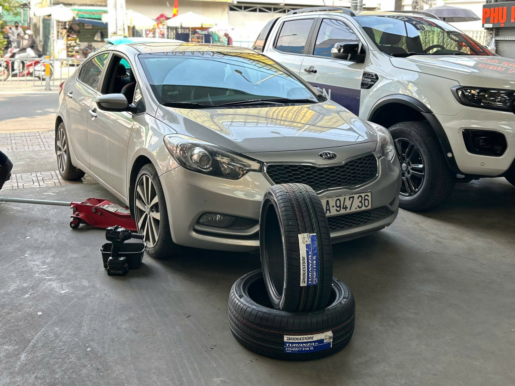 Chiếc Kia K3 thay vỏ xe Bridgestone 215/45R17 bền bỉ mang lại cảm giác lái đầm chắc tại xưởng Thanh An