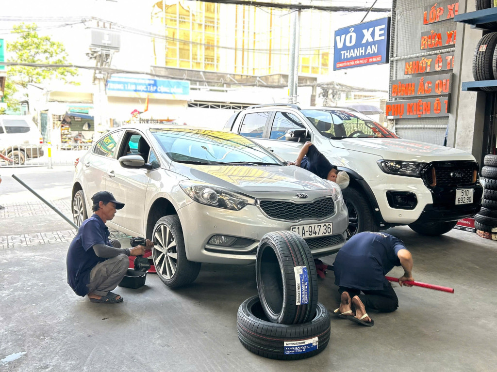 Chuyên viên KTV lắp lốp xe Bridgestone 215/45R17 cao cấp bằng thiết bị chuyên dụng tại gara ô tô uy tín