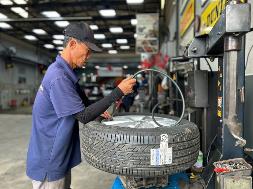 Hình ảnh đội ngũ KTV hỗ trợ khách hàng thay lốp xe Michelin 235/60r18 chính hãng tại gara Thanh An.