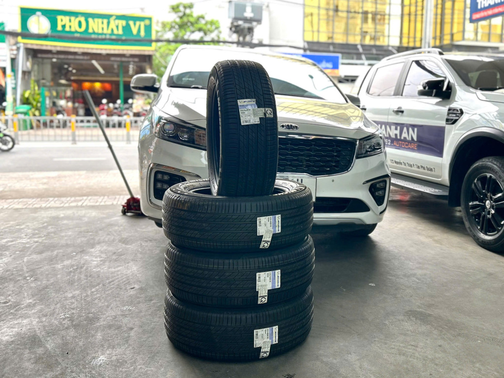Xe gia đình Kia Sedona thay vỏ xe Michelin 235/60R18 Primacy cao cấp tại cơ sở Thanh An AutoCare.