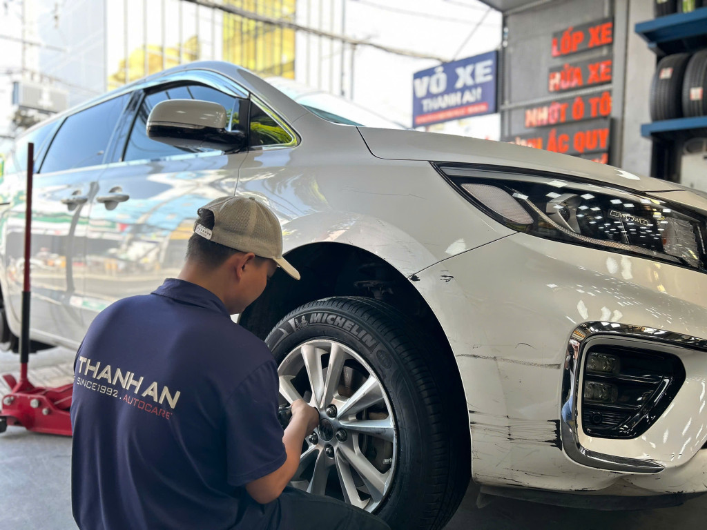 Thao tác lắp vỏ xe Michelin 235/60R18 của kỹ thuật viên tay nghề cao cho dòng xe SUV tại gara Thanh An.