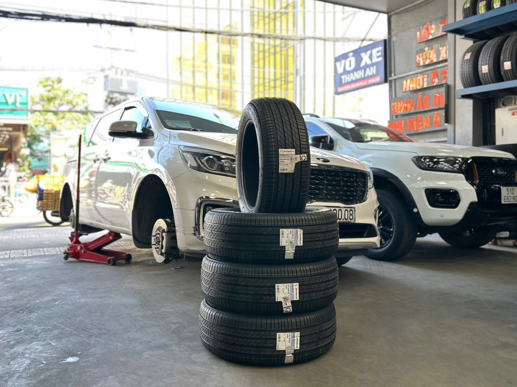 Chiếc Kia Sedona nâng cấp bộ vỏ xe Michelin 235/60R18 êm ái hơn khi vận hành tại hệ thống gara Thanh An.