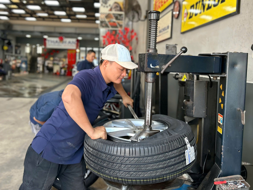 Quy trình thay vỏ xe Michelin 235/60R18 tiêu chuẩn được thực hiện bởi đội ngũ KTV tại gara Thanh An AutoCare.
