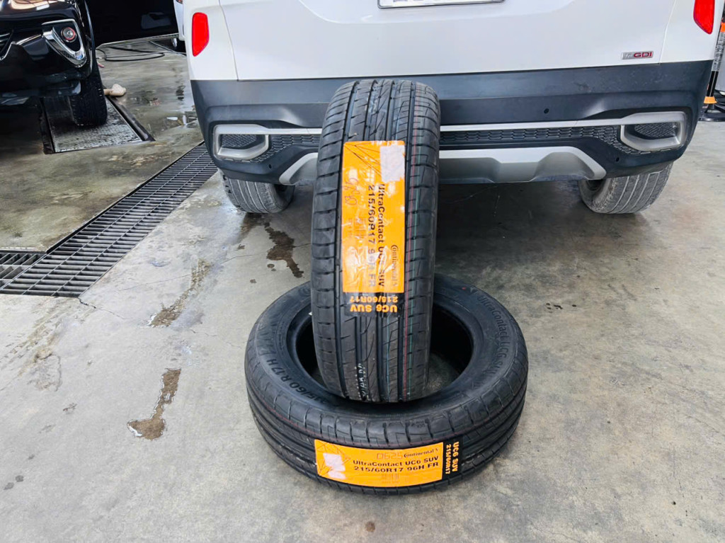 Xe Kia Sonet thực hiện thay vỏ xe Continental 215/60R17 êm ái vượt trội tại gara