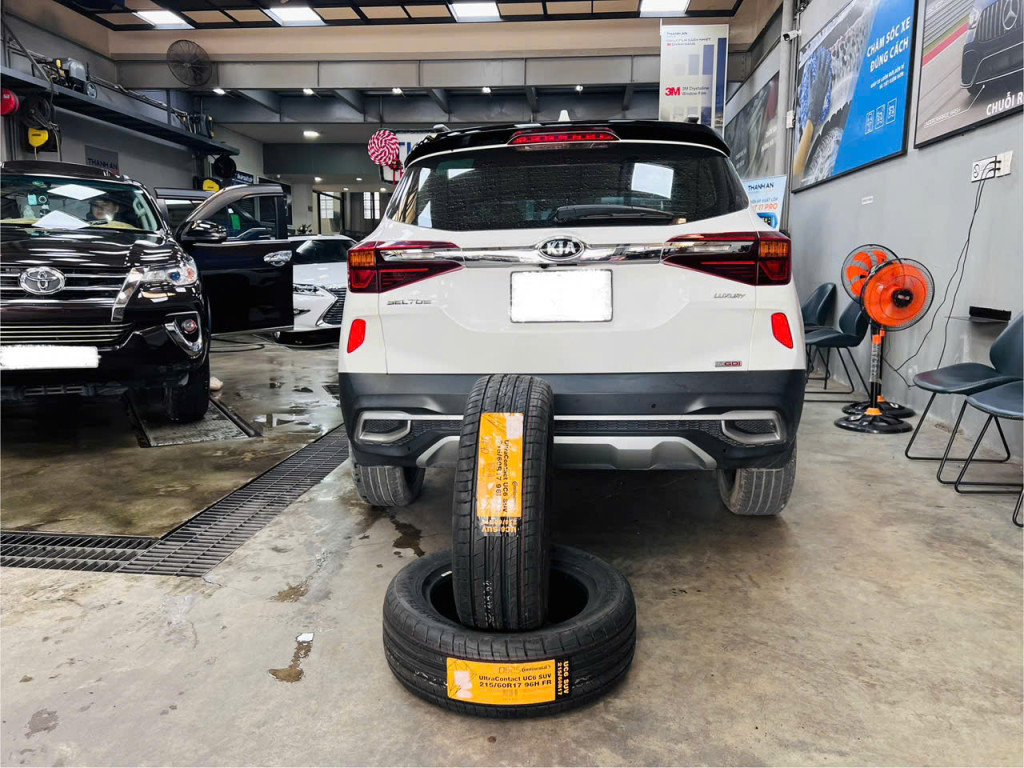 Dịch vụ thay vỏ xe Continental 215/60R17 cho dòng xe Kia Sonet tại xưởng dịch vụ