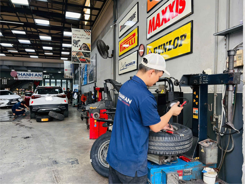 Quá trình KTV thay vỏ xe Continental 215/60R17 bằng công nghệ mới tại gara ô tô