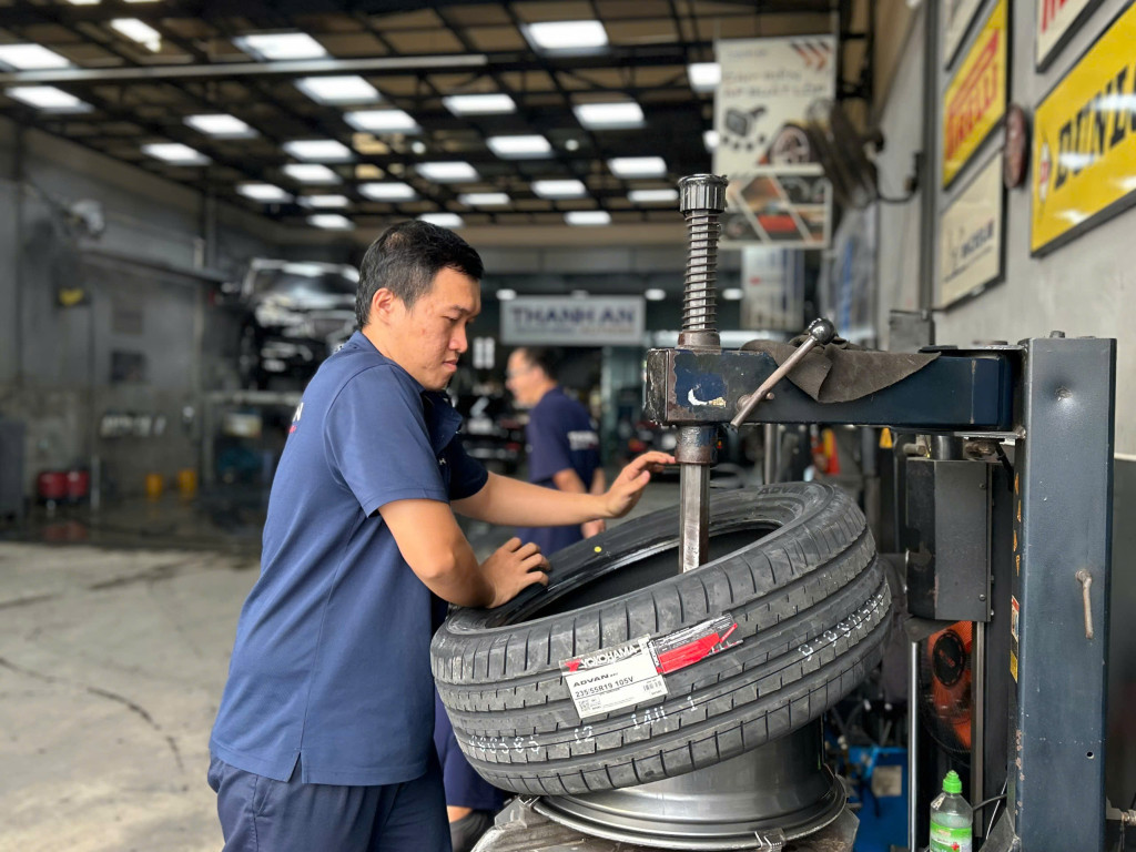 Cận cảnh KTV thay vỏ xe Yokohama 235/55r19 chất lượng cao bằng máy móc hiện đại tại trung tâm dịch vụ