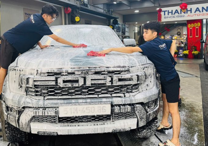 Chăm sóc ngoại thất xe sau mưa: Tránh ố nước và Bùn đất