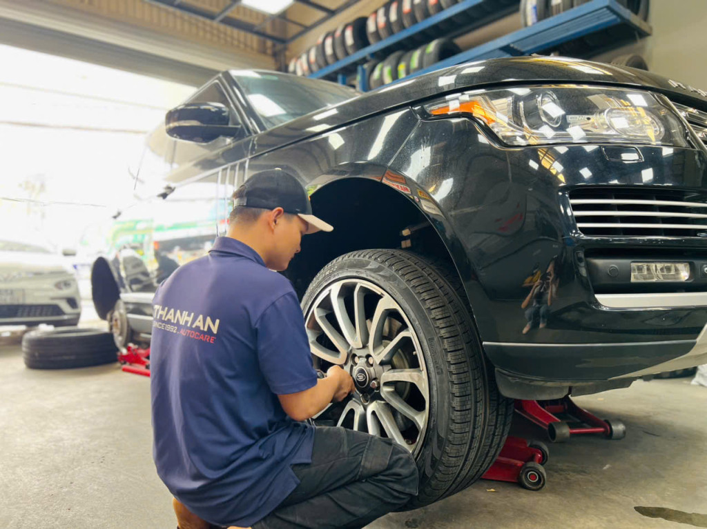 Kỹ thuật viên tay nghề cao thay vỏ Pirelli 275/40R22 nhập khẩu Anh cho xe sang tại gara Thanh An AutoCare