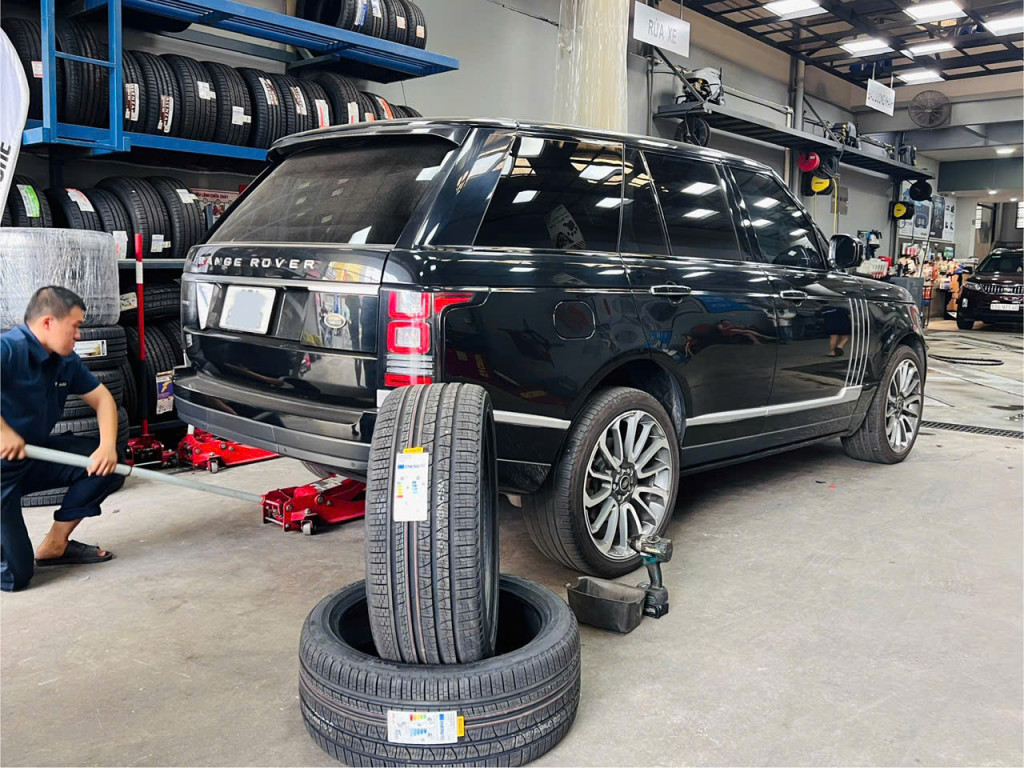 Land Rover Range Rover thay vỏ Pirelli 275/40R22 xuất xứ Anh cực kỳ sang trọng tại gara Thanh An AutoCare