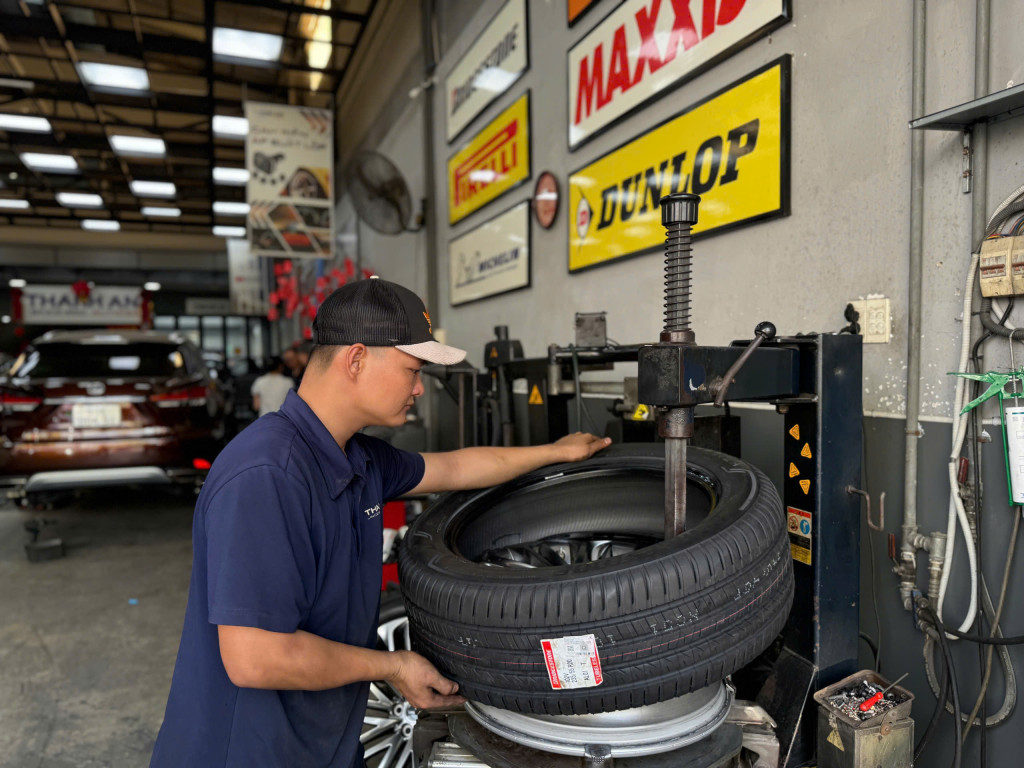 Lexus RX300 Lốp Bridgestone 235-55R20 Alenza 001 Nhật Bản 7.2