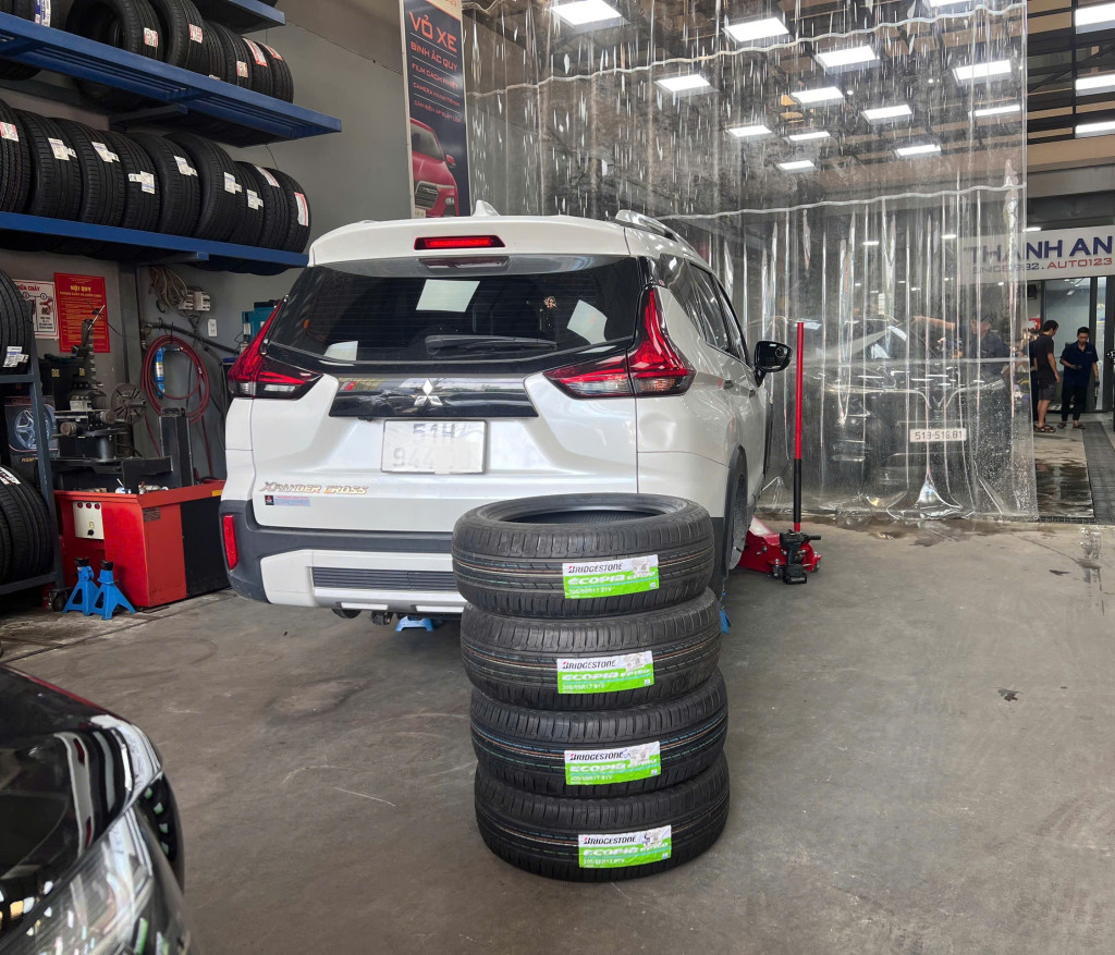 Mitsubishi Xpander thay lốp Bridgestone 205/55R17 Ecopia EP150 Indonesia tại Thanh An AutoCare, kiểm tra mâm và van