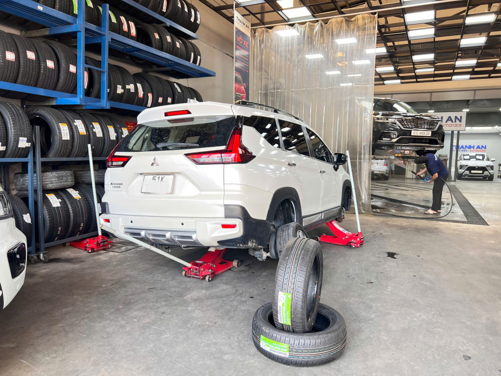 Xpander vào gara thay lốp Bridgestone 205/55R17 Ecopia EP150 Indonesia, cân bằng từng bánh tại Thanh An AutoCare