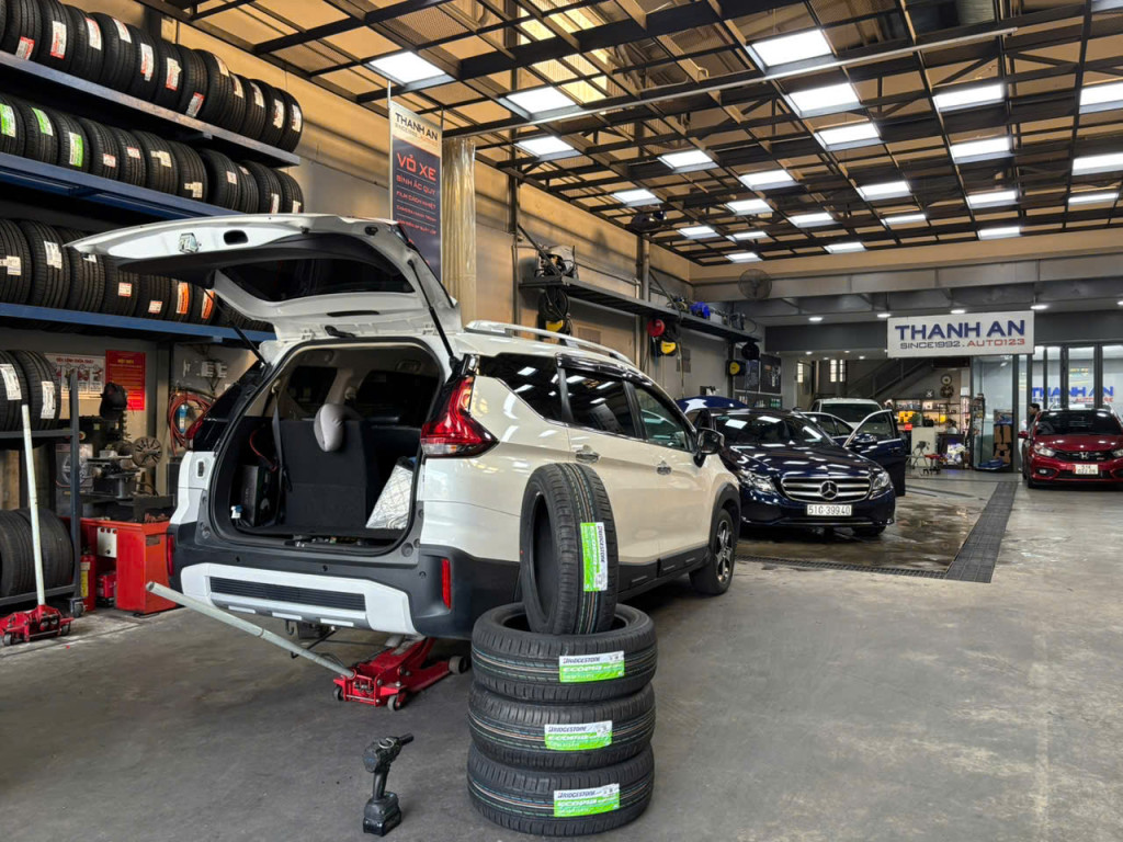Xpander thay lốp Bridgestone 205/55R17 Ecopia EP150 Indonesia, KTV siết bu lông theo lực tại xưởng Thanh An AutoCare