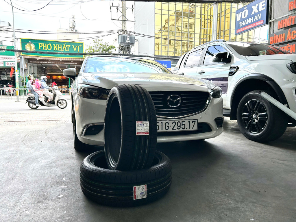 Góc chụp Mazda 6 2.5 thay vỏ Bridgestone 225/45R19 Turanza T005A Nhật Bản, cân bằng động tại gara Thanh An AutoCare